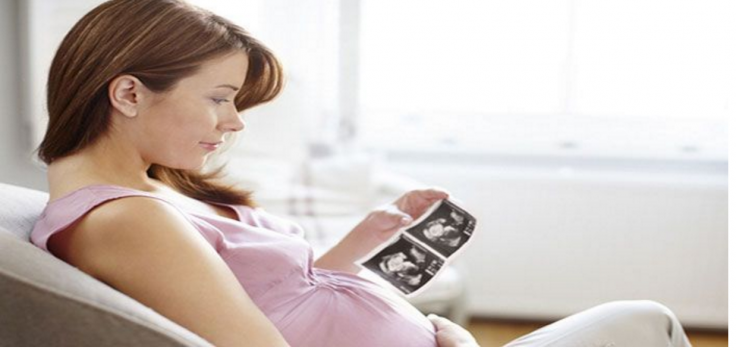 استخدام المكياج أثناء الحمل يضر بصحة الجنين