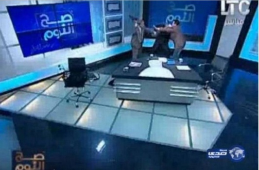 فيديو: محام مصري يضرب مفتي أستراليا بالحذاء على الهواء