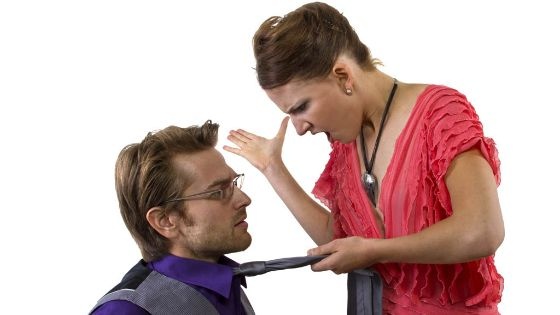 شوهت وجه زوجها بماء النار أثناء نومه لمغازلته ابنة الجيران !