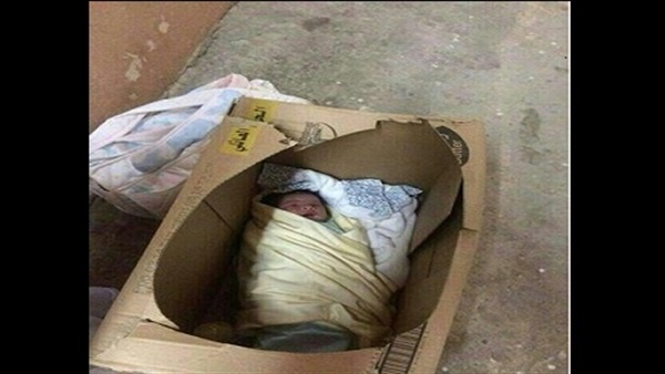 العثور على طفلة رضيعة داخل كرتونة وضعت امام مسجد في بلدة يطا جنوب الخليل .