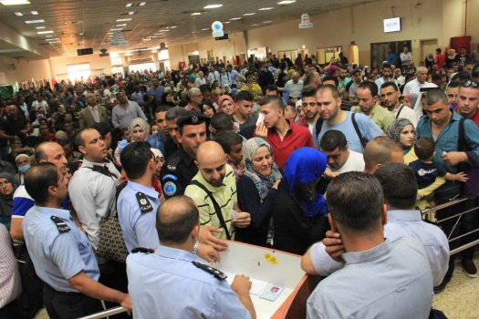 بالصور: 11 ألف مسافر تنقلوا عبر معبر الكرامة ثاني ايام العيد