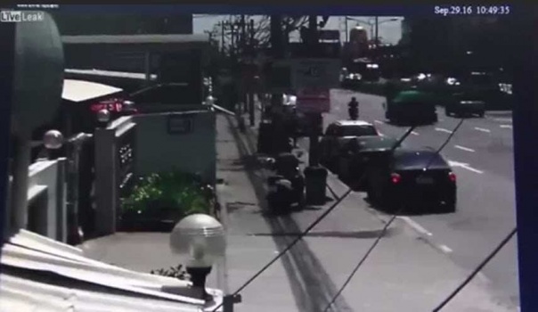 &rlm;بالفيديو.. ثوان معدودة تنقذ سائقا محظوظا من حادث مروع!