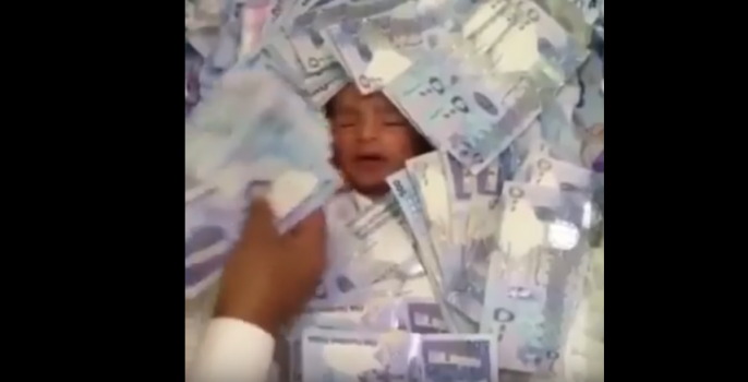 سعودي يطمر رضيعاً بـ" آلاف الريالات" لأنه سمي بإسمه
