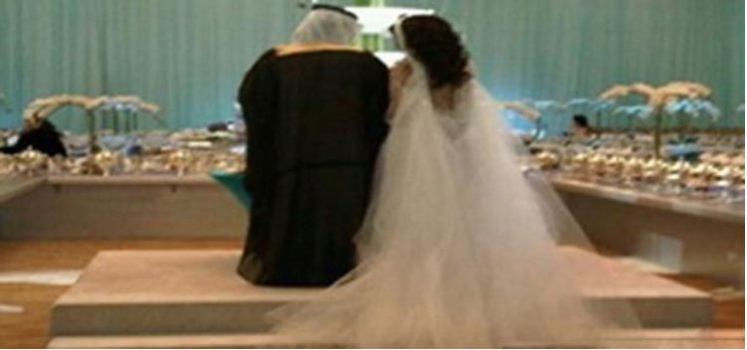 شاهد بالفيديو:  ماذا فعل العمال في فائض طعام حفل زفاف بالسعودية؟