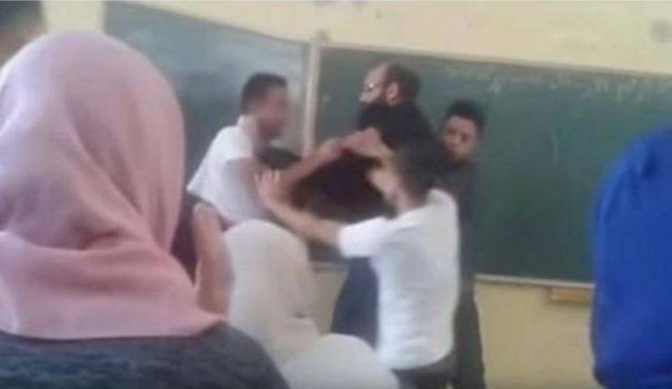 بالفيديو.. أستاذ يتبادل الضرب مع تلميذه