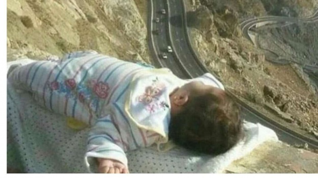 طفل تُرك بمفرده على حافة جبل شاهق!