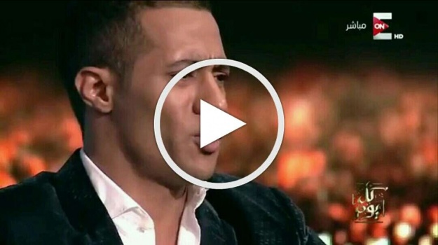 بالفيديو....عمرو اديب يقبل راس محمد رمضان عندما قلد الراحل احمد زكي