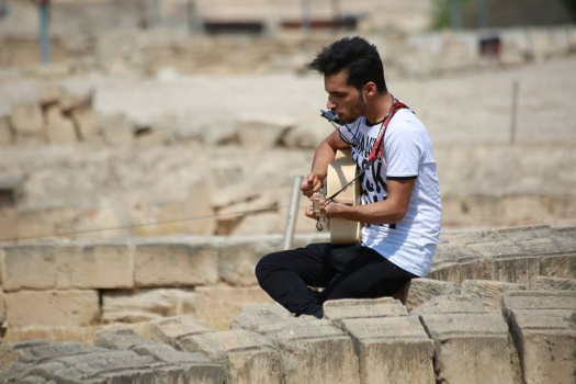 الفنان الفلسطيني باسل صادق يطلق أغنية جديدة بعنوان زيت وزعتر