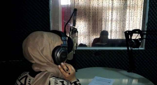بالفيديو: غنج ودلع على احدى الاذاعات المحلية في غزة يثير جدلا واسعاً