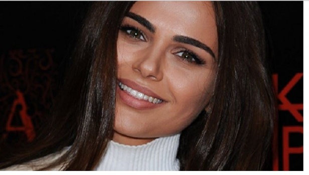 حسناء روسية تتبرع بمليون روبل لمعجب بها!