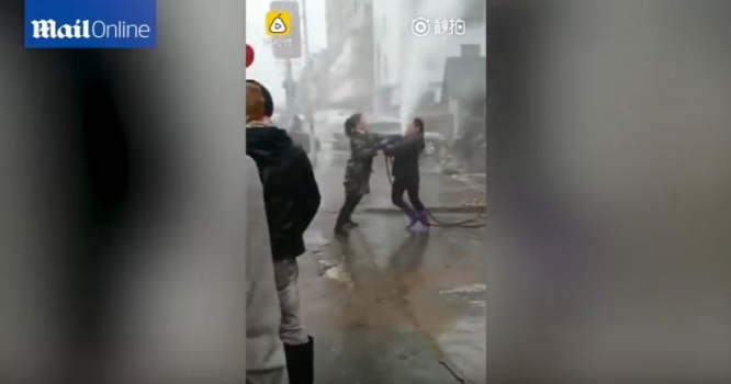شاهد معركة مياه بين امرأتين
