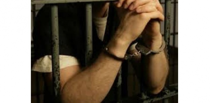 &ldquo;نزع&rdquo; بنطال صديقه بمزحة ثقيلة فاشتكى عليه بتهمة &ldquo;هتك العرض&rdquo; وحُكم بالسجن 4 سنوات .. تفاصيل
