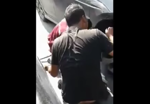 فيديو| شاهد على ماذا عثر سائق سيارة داخل محركها؟!