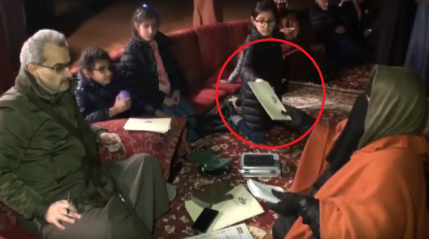 فيديو - امرأة طلبت من الوليد بن طلال شقة أمام أحفاده.. وهذا ما فعله الامير !