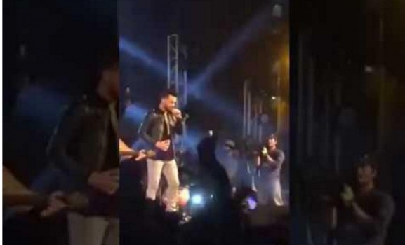 فيديو - مغني يوقف حفله لإنقاذ فتاة تعرضت للتحرش وسط الحضور