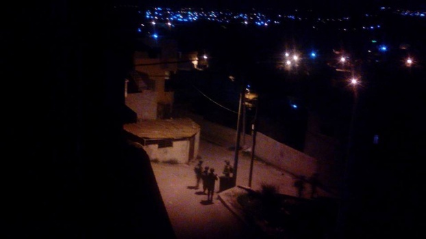 بالصور..الاحتلال يداهم منزلاً ويستجوب ساكنيه في قرية زبوبا غرب جنين