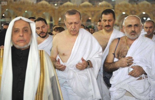 بالصور: أردوغان يؤدي مناسك العمرة في ختام جولته لبعض دول الخليج