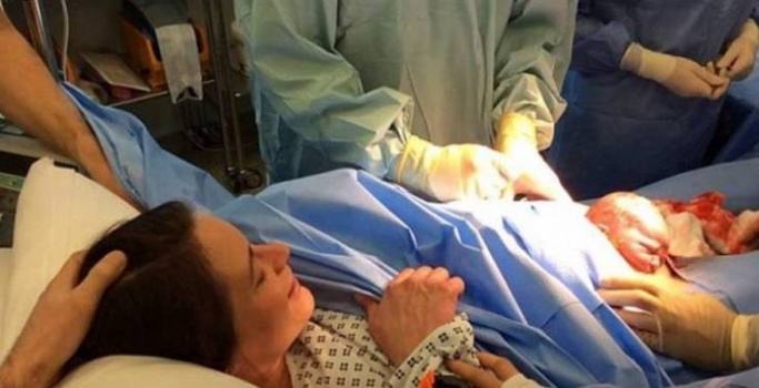 فيديو| طفل يخرج من رحم والدته بمفرده... شاهدوا كيف فعل ذلك!