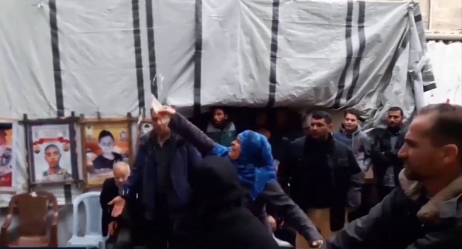 شاهد بالفيديو : امهات شهداء حرب 2014 يحاولن الانتحار بحرق انفسهن خلال وقفة احتجاجية بغزة