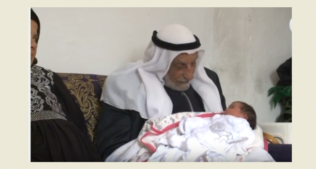 فيديو: الحاج محمود العدم من الخليل يرزق بطفله وهو بعمر التسعين