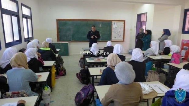 الشرطة تنظم محاضرة حول مخاطر الانترنت في مدرسة بنات السيلة الحارثية غرب جنين