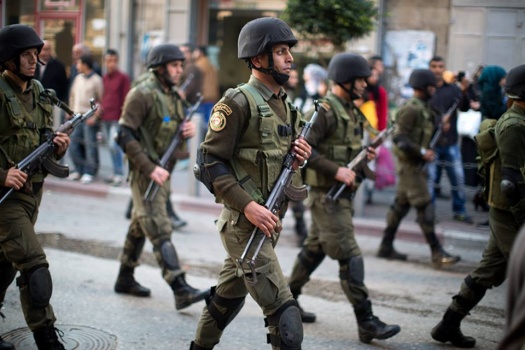 قوى الامن الفلسطينية تفرق مسيرة لحزب التحرير بالخليل وتعتقل 25 شخصا