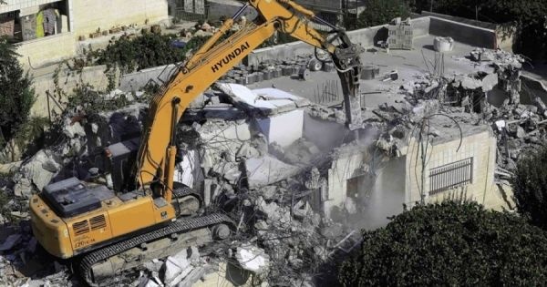 الاحتلال يهدم منزلين في قرية جبل المكبر ويشرد 14 فردا