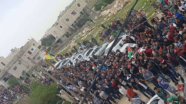 صور : جماهير غفيرة تشيع جثمان الشهيد قيسية بالظاهرية