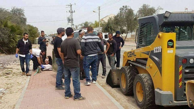 صور: إصابات في محاولة قتل عمال عرب دهسا من قبل متطرف يهودي