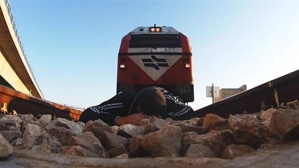 فيديو يحبس الانفاس: شاب من عكا يصور نفسه والقطار يمر فوقه !