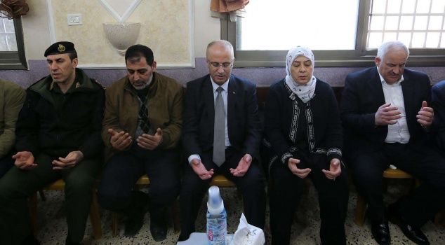 بالصور..الحمد الله يقدم واجب العزاء لذوي الشهيد حطاب ويعود المصابين الذين كانوا برفقة الشهيد