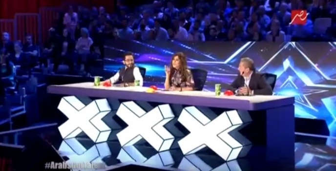 فيديو لمشتركة حامل تفاجئ الجميع و تحصل على الباز الذهبي بعد ان استهانوا بها!