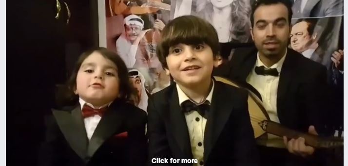 فيديو طريف: الاب يعزف ويغني وابنائه يعيدون من خلفه .. لكن الطفلة لها كلام اخر