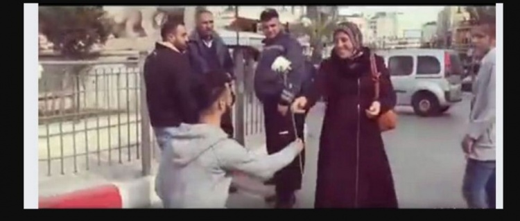بالفيديو: شبان يوزعون الورود على الامهات الفلسطينيات بشوارع رام الله في يوم الام