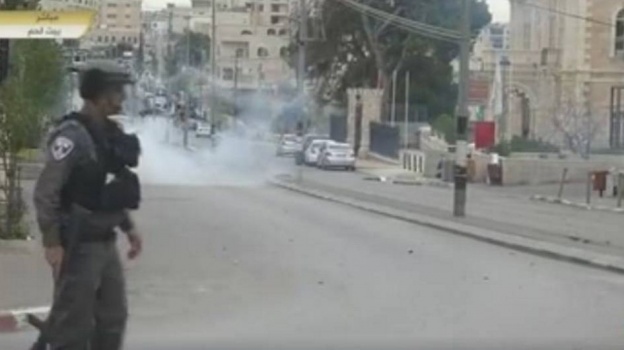 بالفيديو: الاحتلال يقمع مسيرة مطالبة باسترداد جثامين الشهداء في بيت لحم