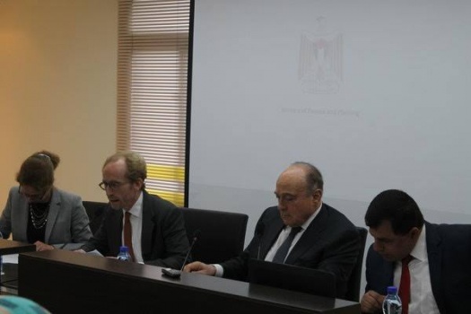 وزير المالية يقدم عرضاً مفصلاً عن الوضع المالي في فلسطين اهمها ضبط فاتورة الرواتب