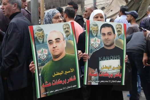 بالصور..أهالي محافظة نابلس يشاركون في مسيرة تضامنية مع الأسرى