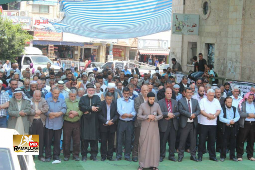 فيديو وصور : مصلون يؤدون صلاة الظهر أمام خيمة الاعتصام تضامناً مع الأسرى في جنين