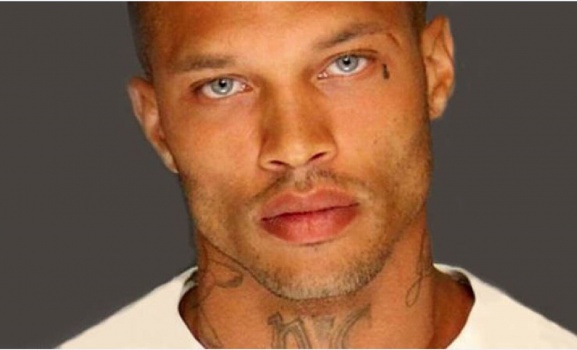 فيديو| ترحيل 'المجرم الأكثر إثارة' من المملكة المتحدة.. والسبب!