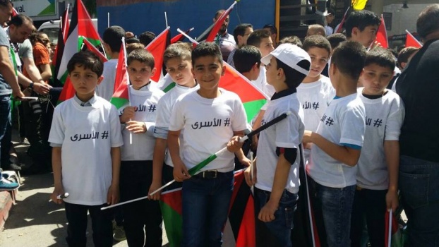 بالصور..سلسلة بشرية للأطفال تضامناً مع الأسرى في نابلس