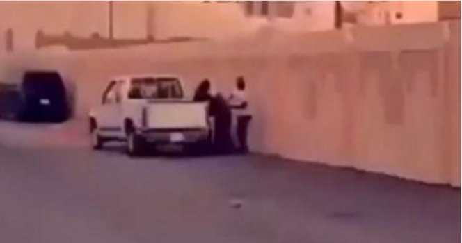 بالفيديو: شاب سعودي يضرب والده ووالدته بالعصا في الشارع