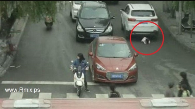 فيديو لا يصدق.. نجاة طفلة بـ"أعجوبة" من دهس سيارتين لها
