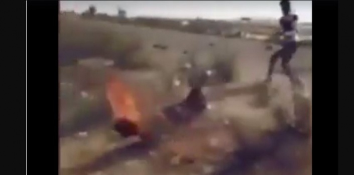 بالفيديو.. قبيلة مصرية تحرق "داعشي" و هو حي و يهددون البقية بنفس المصير