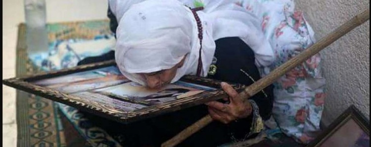 ام اسير فلسطيني :إن كنتُ فقدتُ بصري من كثرة البكاء على ولدي، فإنني أستطيع أحتضانه عند التحرر