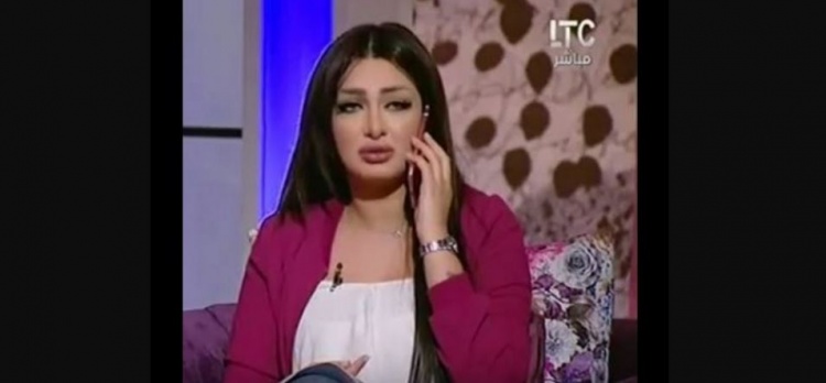 بالفيديو.. زوج مذيعة مصرية يطلقها على الهواء عبر الهاتف بسبب ظهورها في البث المباشر دون ابلاغه