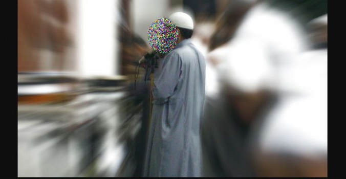 لماذا حاول مصلّ إحراق إمام مسجد بالبنزين في نابلس؟