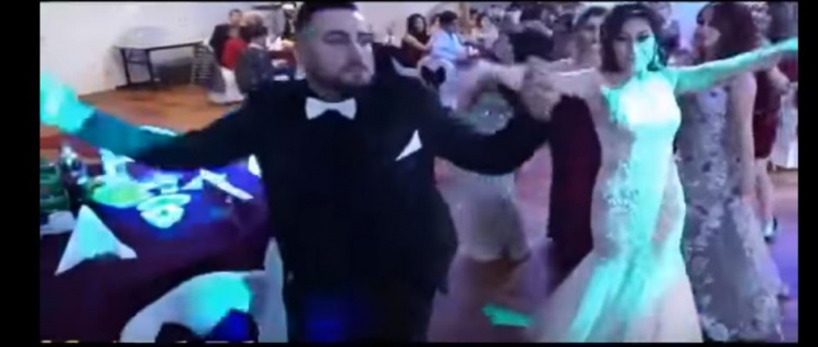 شاهد| عريس يفاجئ عروسه بسيارة خيالية.. وهذا ما وضعه داخلها!