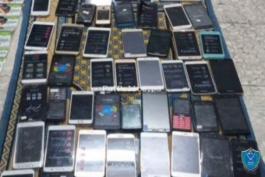 الشرطة تكشف ملابسات سرقة 80 جهاز محمول و500 بطاقة شحن من محل في الخليل