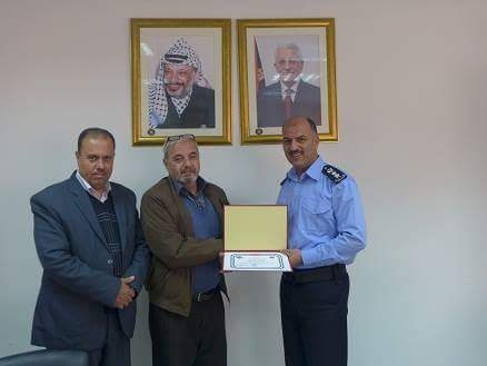 الشرطة تكرم مواطنا لأمانته في سلفيت