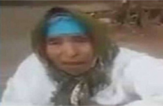 شاب يلقي والدته بالشارع بمساعدة زوجته